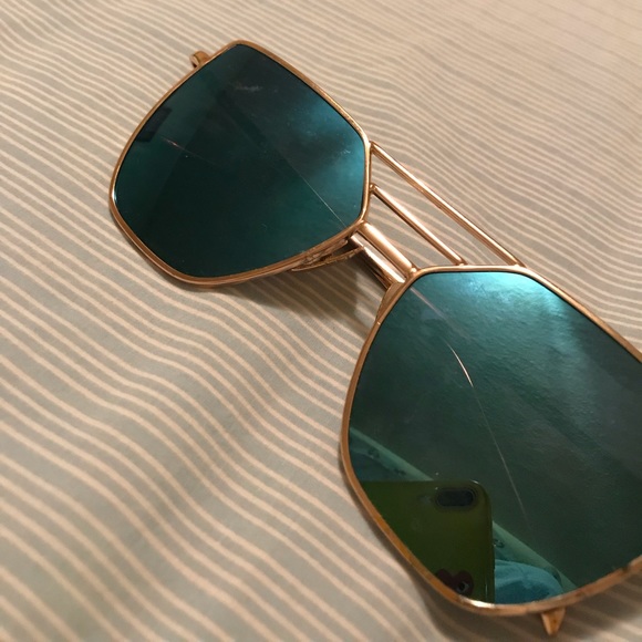Blue Sunglasses w/ Gold frame - Picture 3 of 4